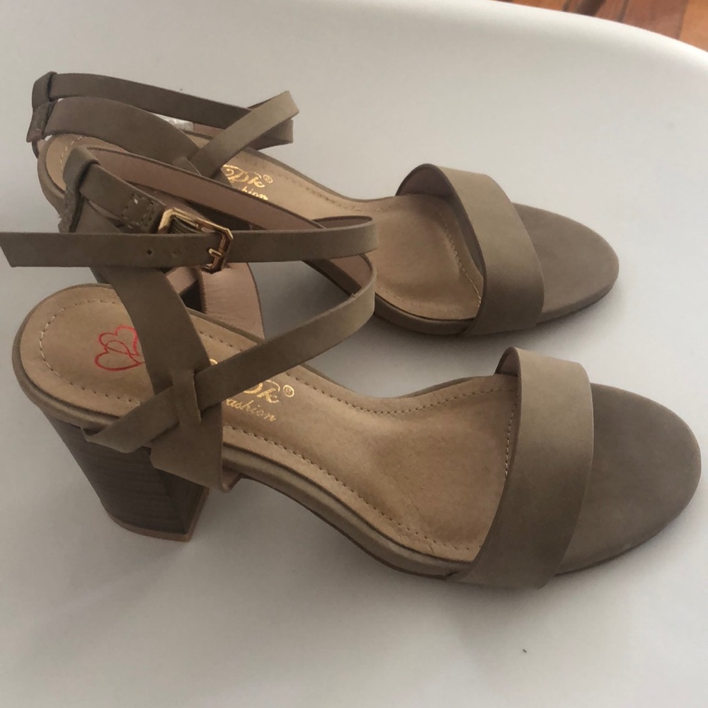 Small heal beige Sandals size 6! Brand new!